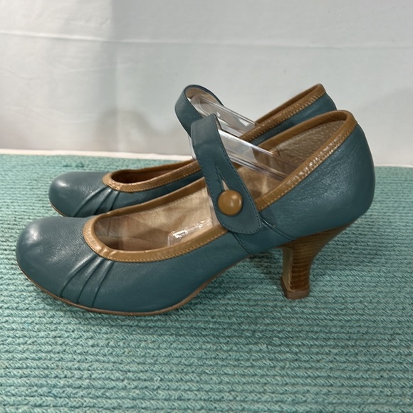 Steve Madden Blue and Tan Mary Jane heels, Size 9 M - Picture 2 of 4